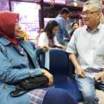 Alex Ong, Country Representative Migrant CARE di Malaysia berbincang dengan Bupati Farida (Dok. Istimewa)
