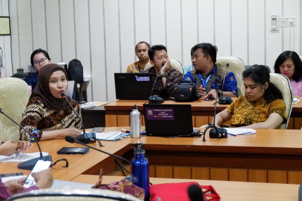Dr. Maptuha mewakili Kementerian Ketenagakerjaan RI bicara tentang upaya perlindungan pekerja migran Indonesia